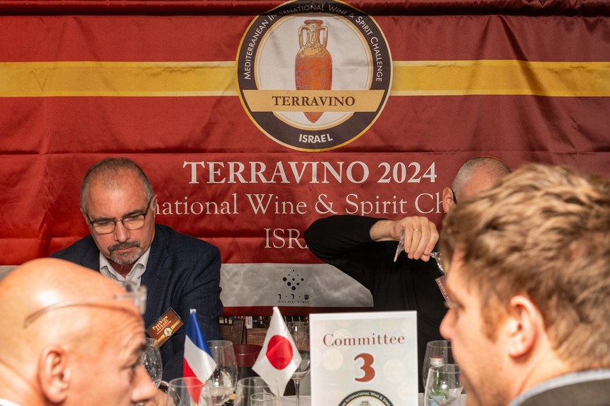 שופטי יין טועמים בתחרות TerraVino 2024
