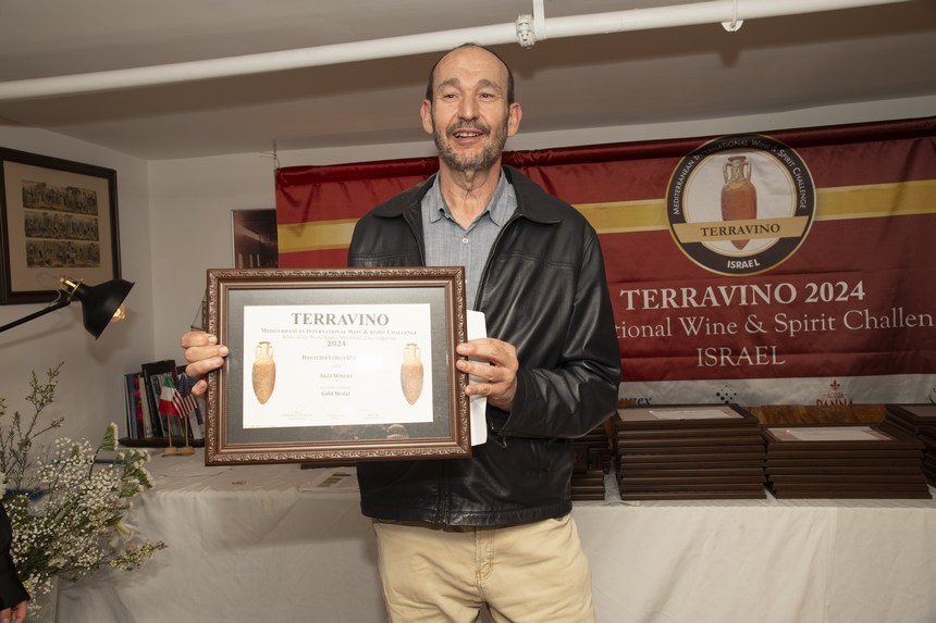 הענקת פרס בתחרות TerraVino 2024