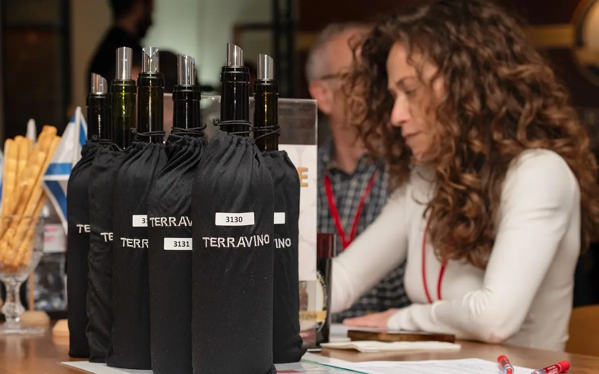בקבוקים עטופים לטעימה עיוורת בתחרות TERRAVINO